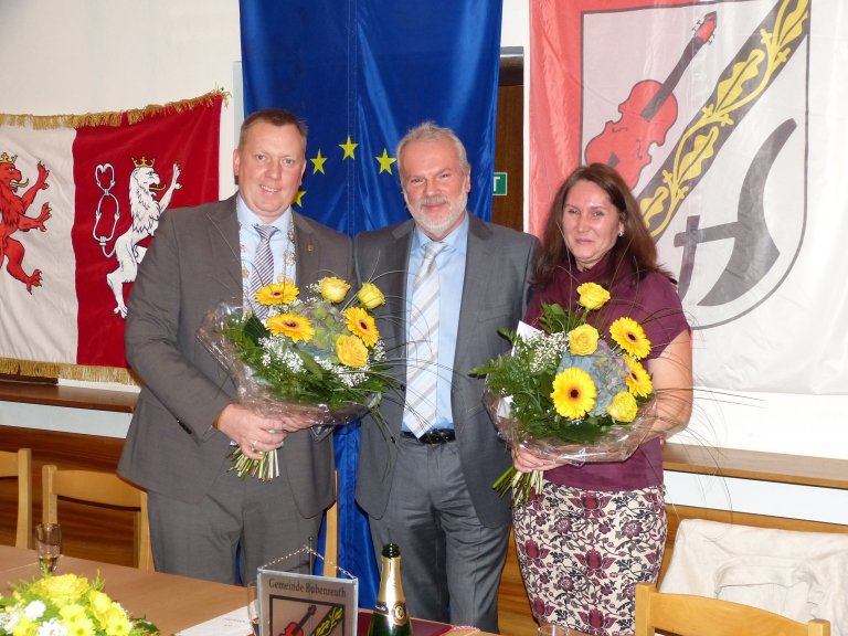 Bürgermeister Andreas Rubner überreicht einen Blumenstrauß