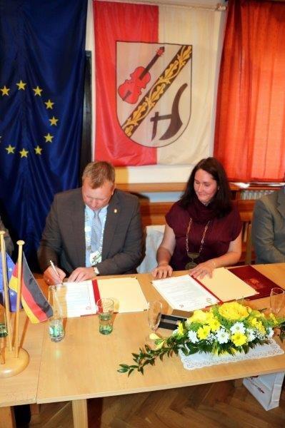 Unterzeichnung der Urkunde Unterzeichnung der Urkunde