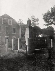 Denkmal - links die Schule