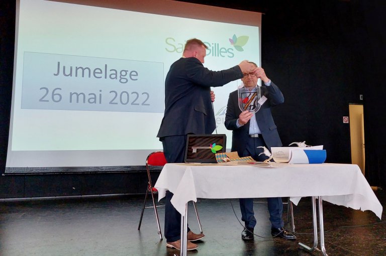 Unterzeichnung Partnerschaftsvertrag Überreichung Gemeindewappen Unterzeichnung Partnerschaftsvertrag Überreichung Gemeindewappen