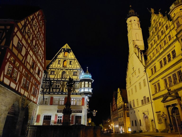 Der nächtliche Marktplatz in Rothenburg ob der Tauber Der nächtliche Marktplatz in Rothenburg ob der Tauber